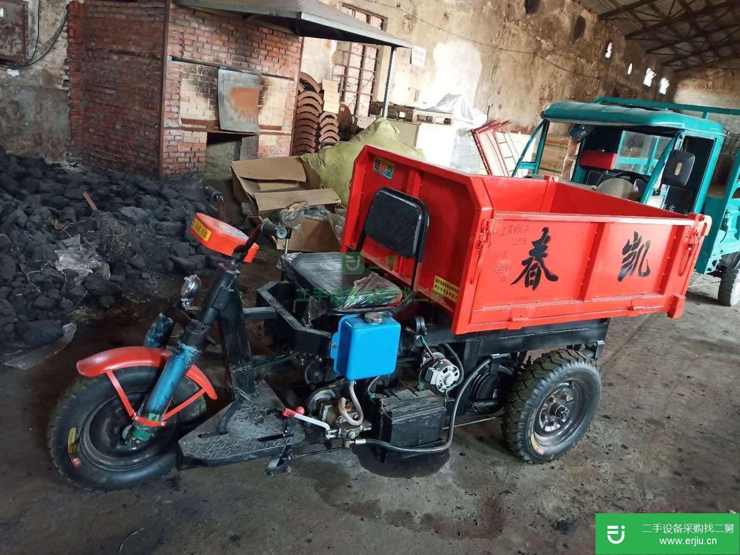 柴油自卸運(yùn)漿車挖坑機(jī)