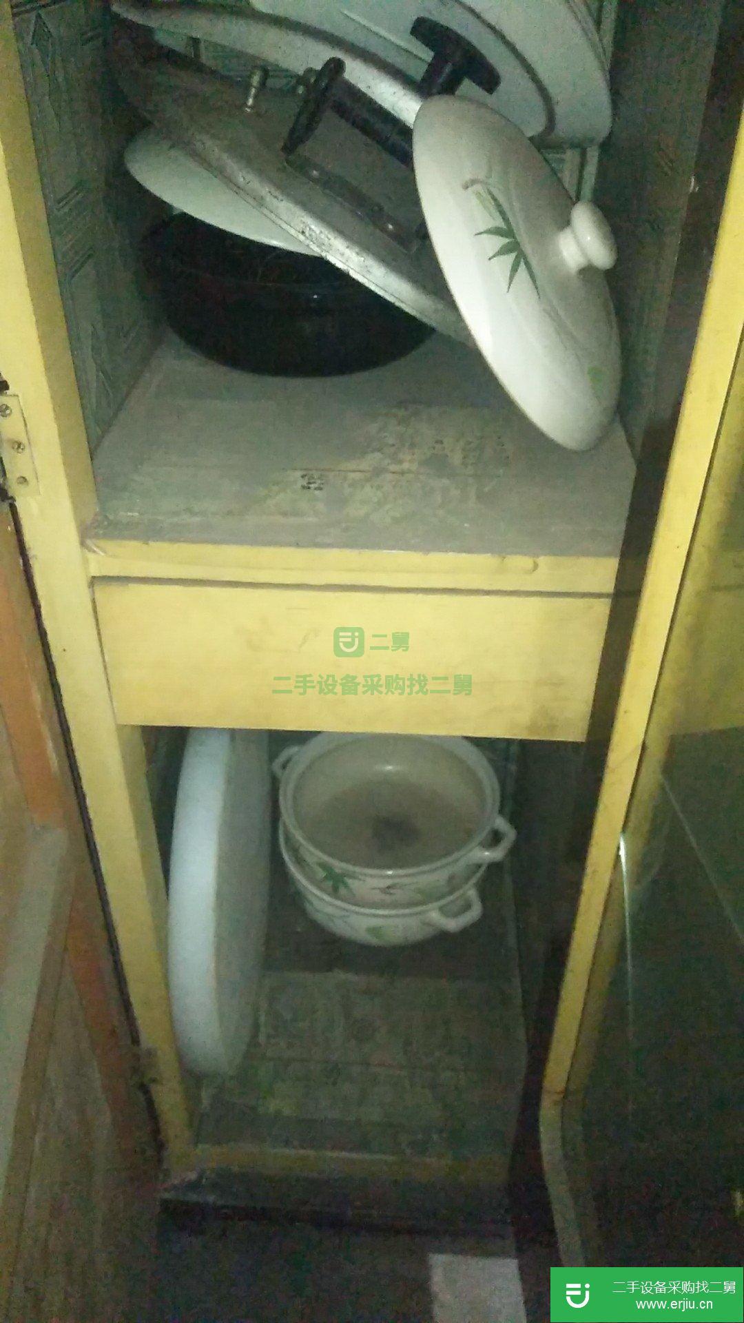 處理飯店設(shè)備桌