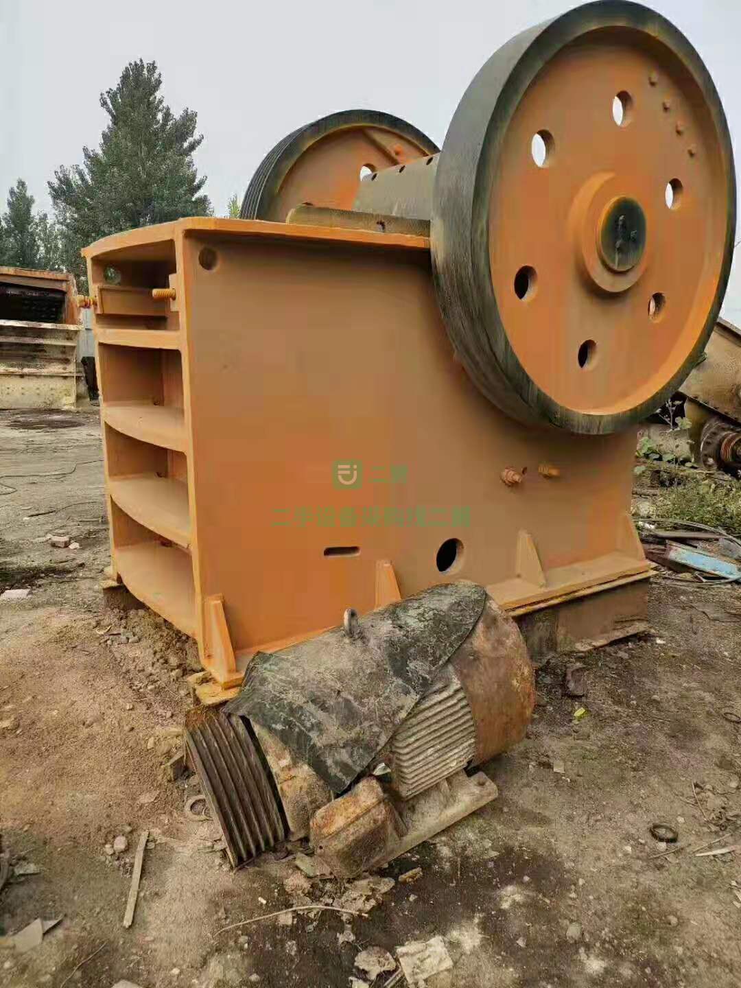 礦山設(shè)備移動破碎機(jī)帶發(fā)電機(jī)出租