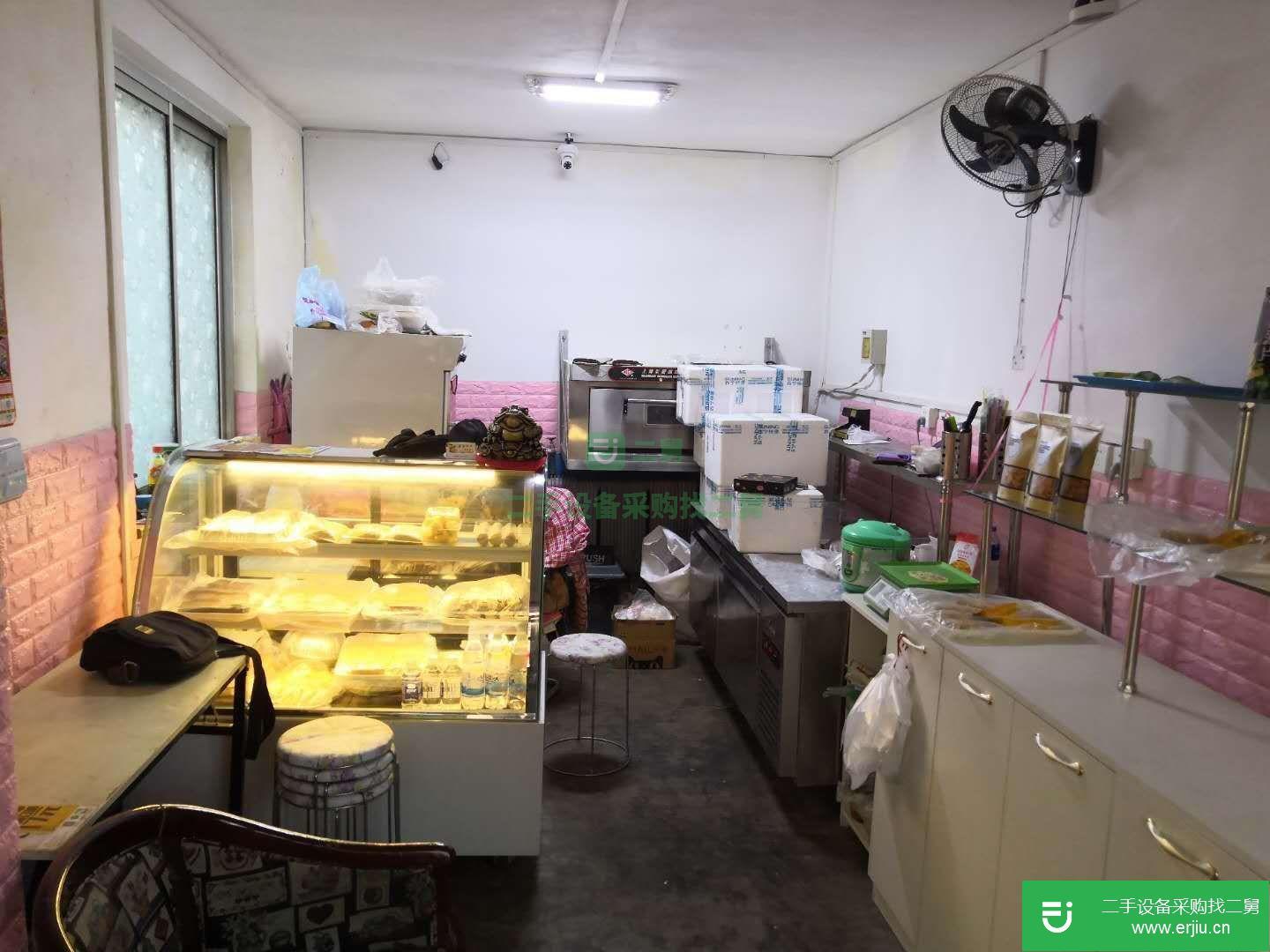 出售二手的冰柜，烤箱，展示柜。