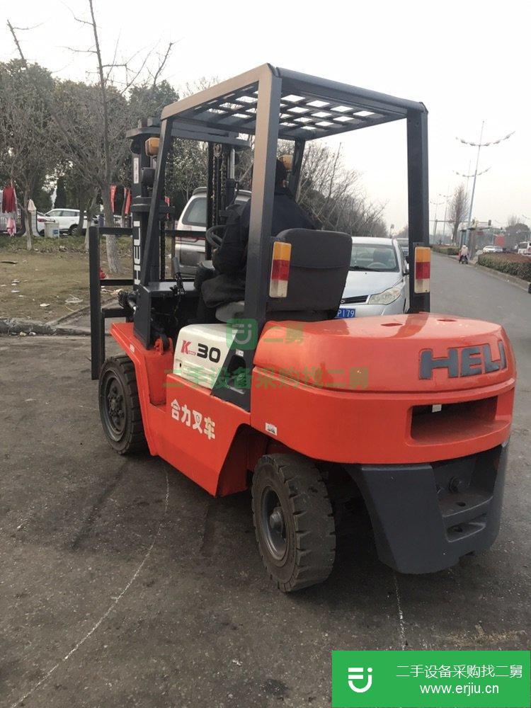 低價(jià)轉(zhuǎn)讓一臺(tái)3噸柴油叉車(chē)，合力3噸自動(dòng)擋柴油叉車(chē)價(jià)低