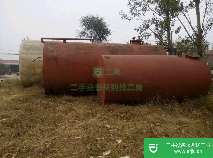 山東煙臺出售二手的三個大油罐