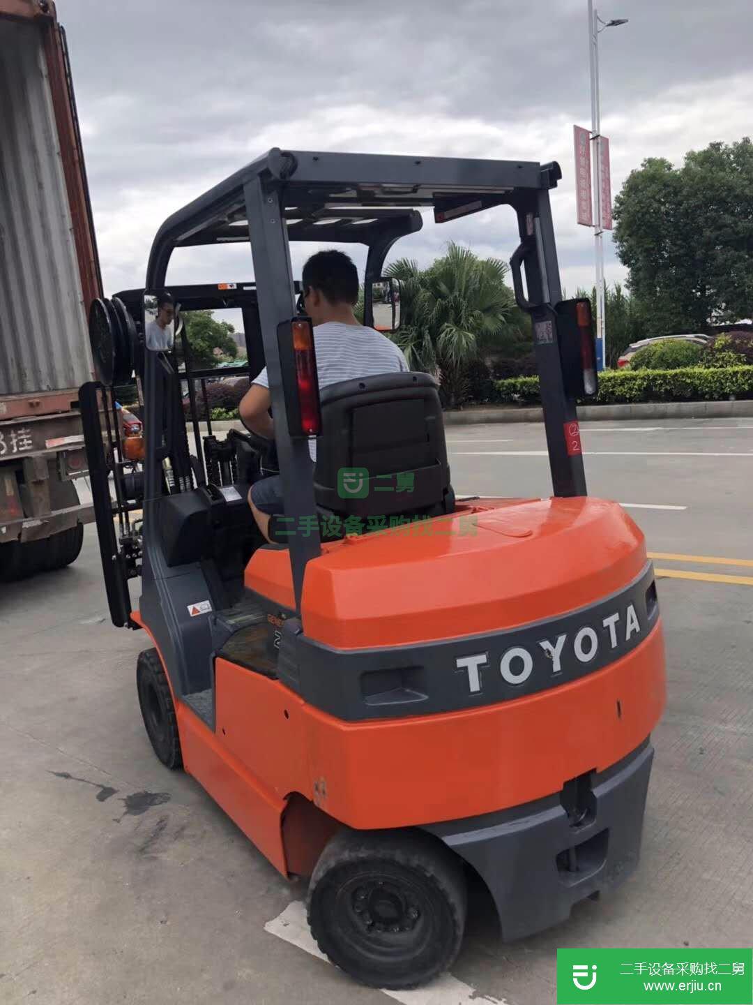 進(jìn)口1.5噸豐田二手電動(dòng)叉車(chē)，三支點(diǎn)電動(dòng)二手叉車(chē)個(gè)人轉(zhuǎn)讓 (三支點(diǎn)二手電瓶叉車(chē))
