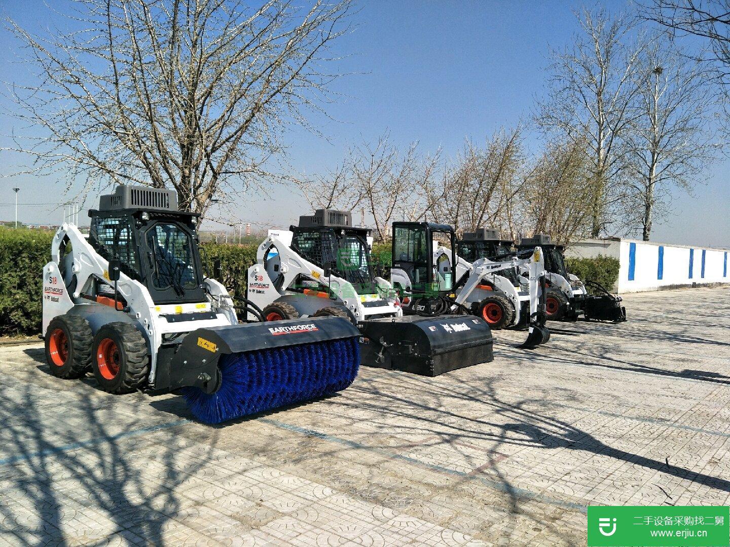 天津市轄區(qū)出售二手九成新的山貓挖掘機(jī)，清掃車