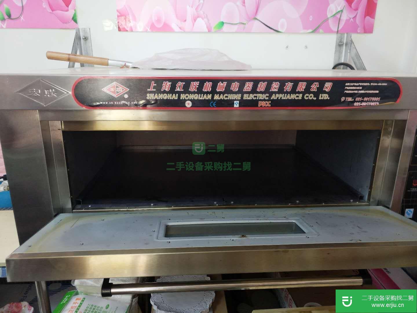 出售二手的冰柜，烤箱，展示柜。