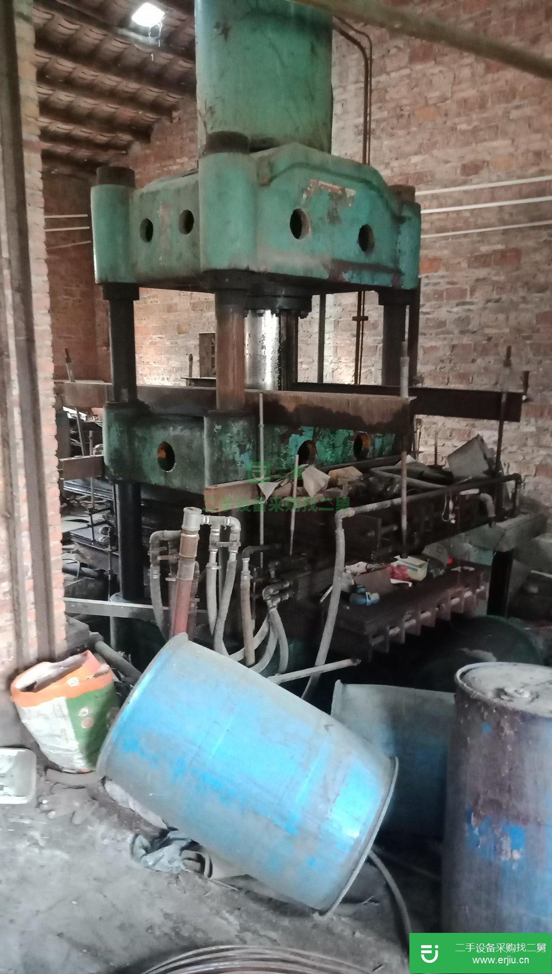 兩臺壓力機，一臺四柱315噸，一臺框架560噸。