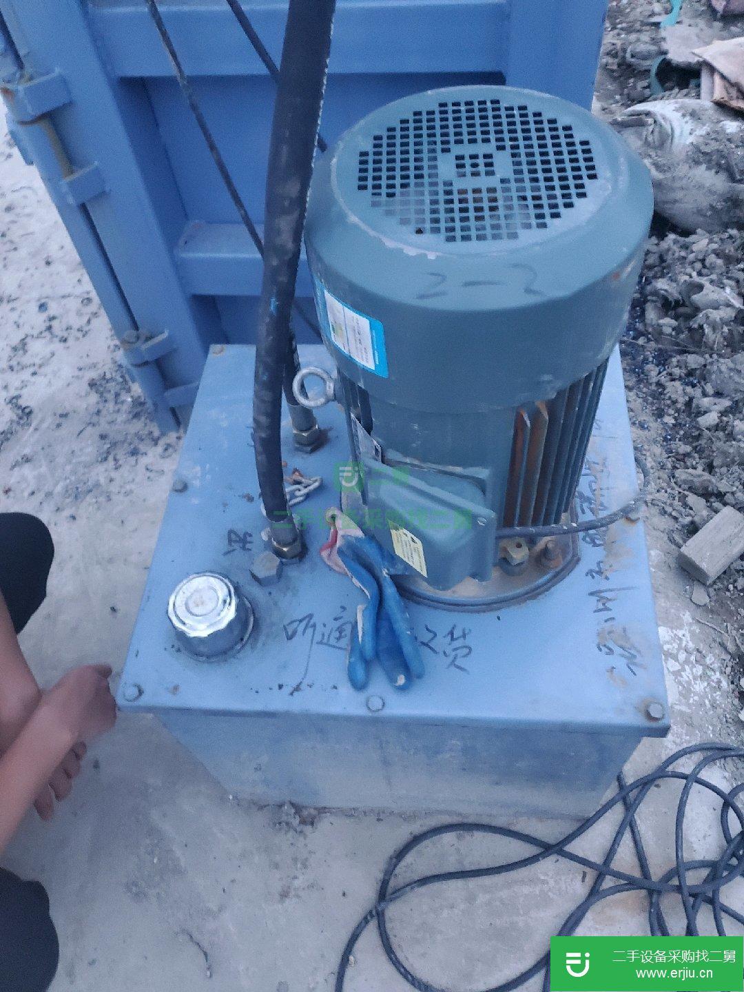 轉讓二手的九成新的塑料。廢紙打包機壓塊機