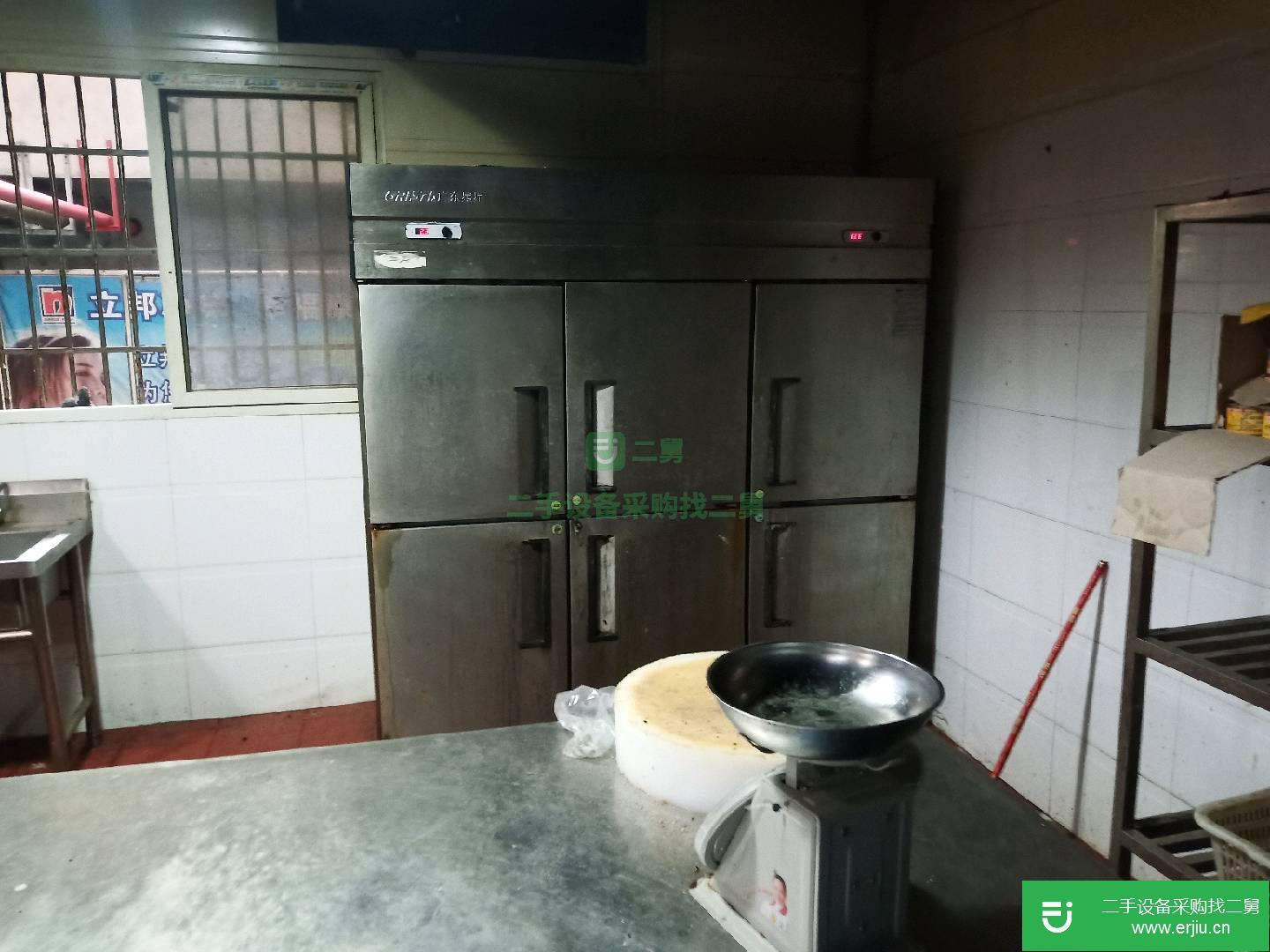 酒店的所有家具餐具