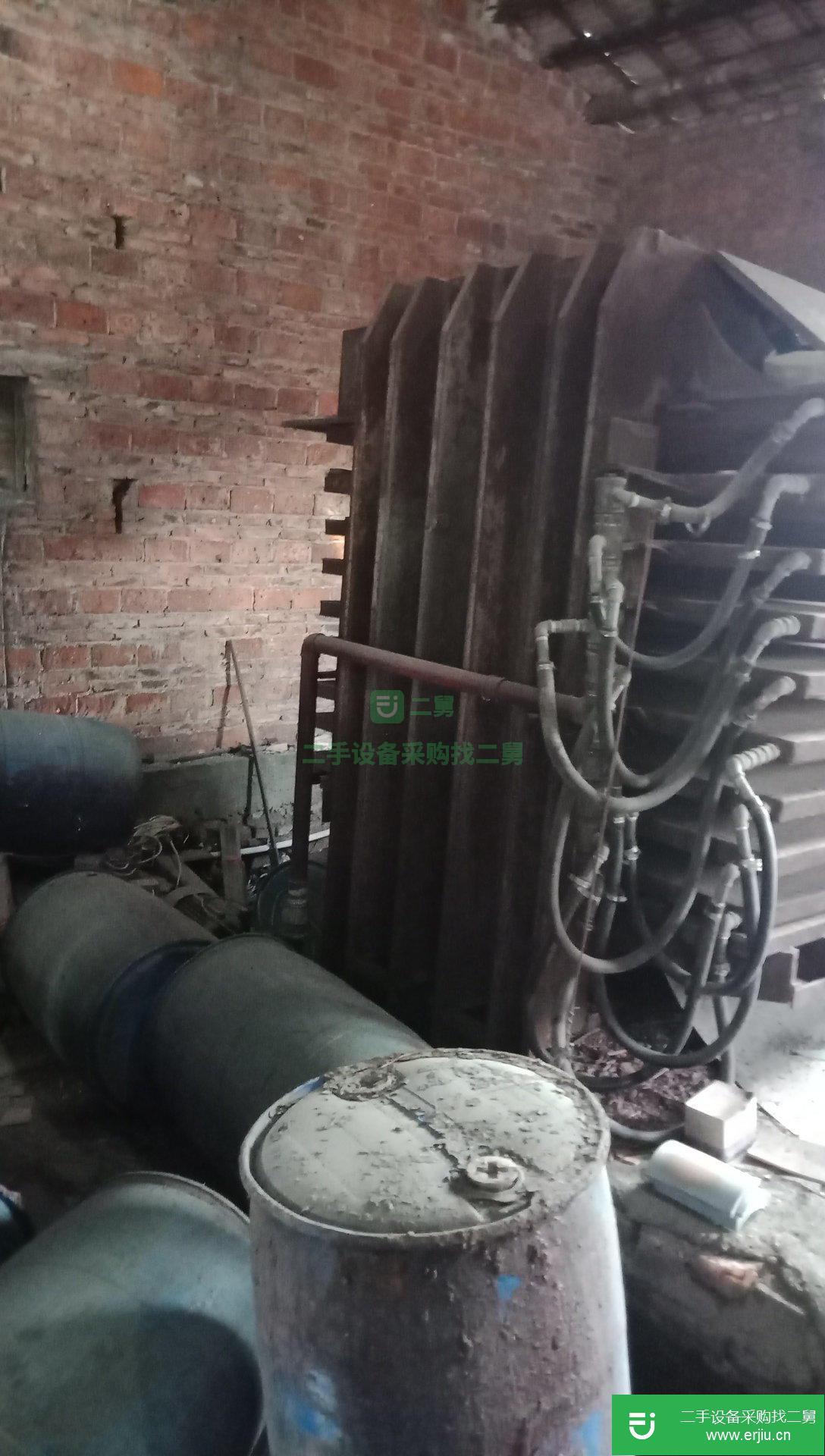 兩臺壓力機，一臺四柱315噸，一臺框架560噸。