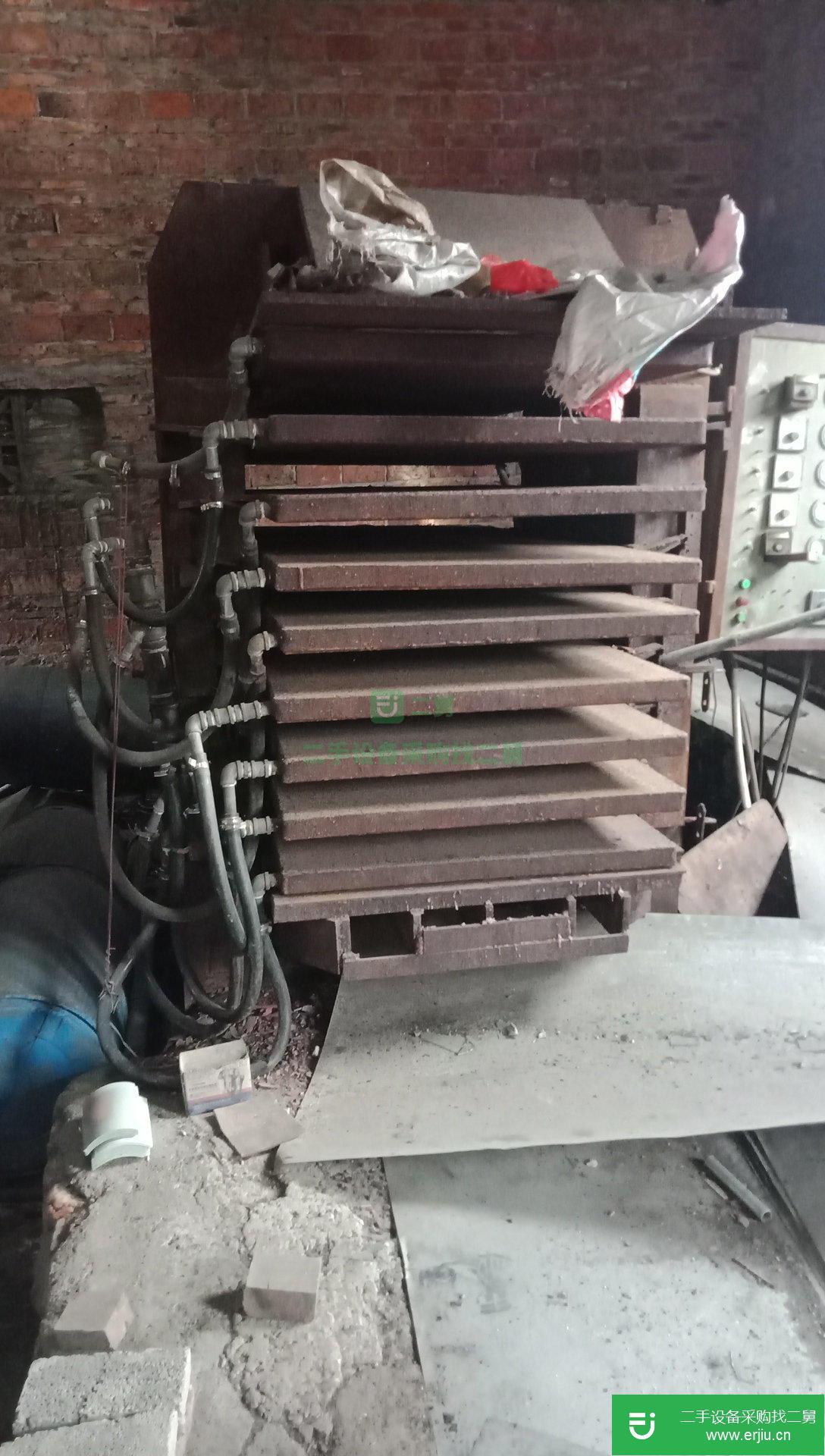 兩臺壓力機，一臺四柱315噸，一臺框架560噸。