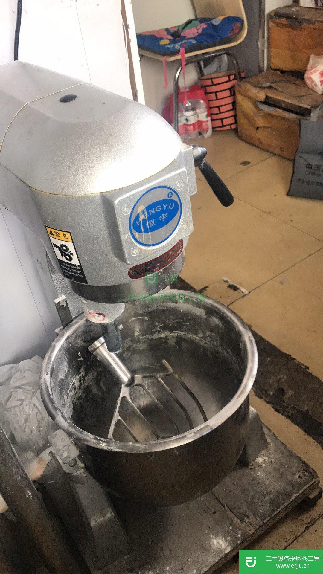 轉(zhuǎn)讓使用中燃?xì)饪鞠?三層 和面機(jī) 打蛋機(jī) 炸爐出售