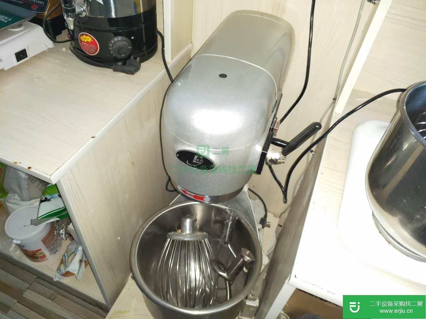 出售九成新商用冷藏柜，和面機，