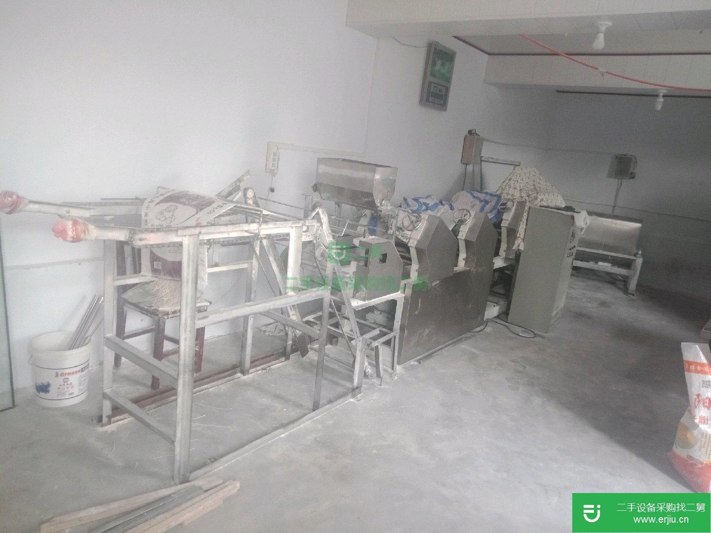 出售一臺(tái)大型面條機(jī)