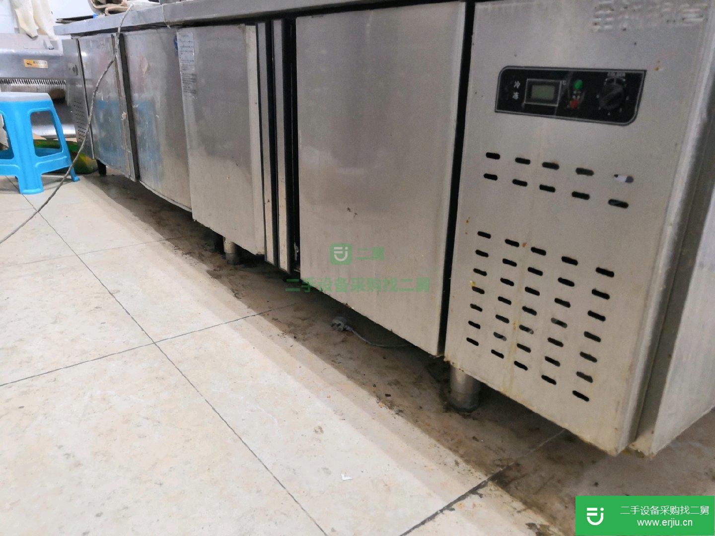 出售三相電烤箱，醒發(fā)箱，保鮮冷凍工作臺(tái)，打蛋器攪面機(jī)