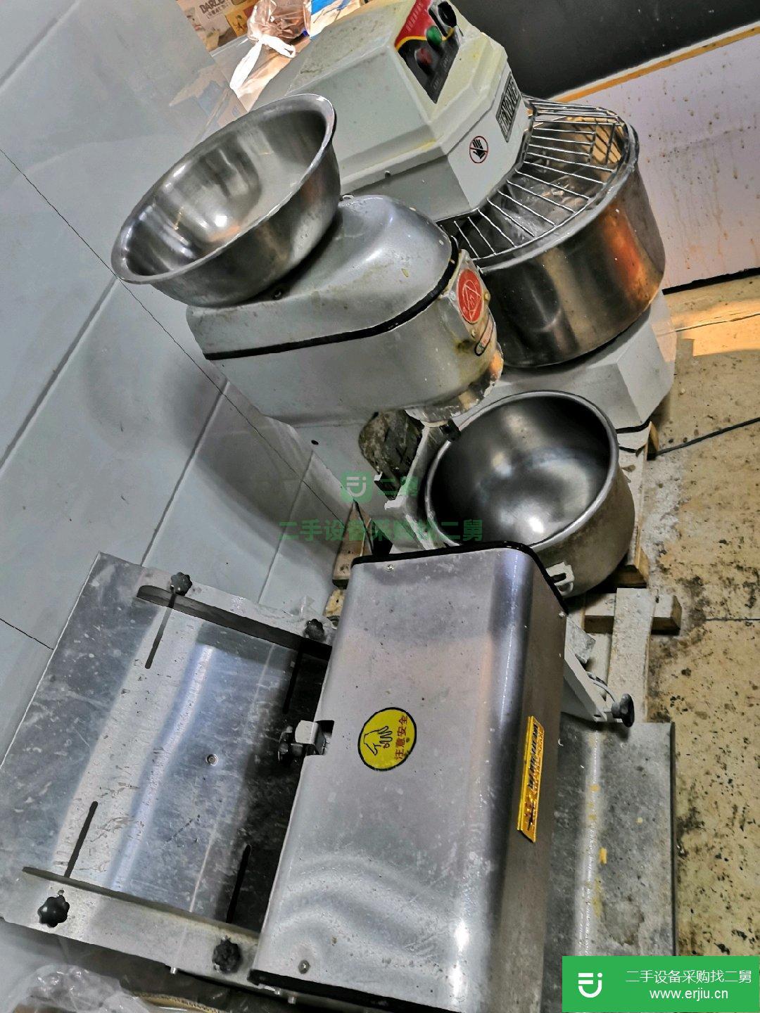 出售三相電烤箱，醒發(fā)箱，保鮮冷凍工作臺(tái)，打蛋器攪面機(jī)