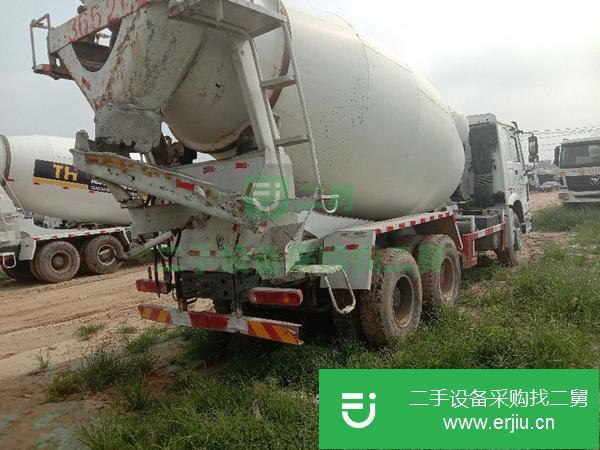 轉讓2臺12年豪沃地盤大12方攪拌罐車，價格便宜，車況精品