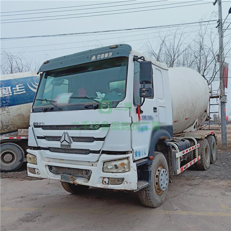 轉(zhuǎn)讓二手?jǐn)嚢柢?二手水泥攪拌車重汽豪沃混凝土攪拌罐車