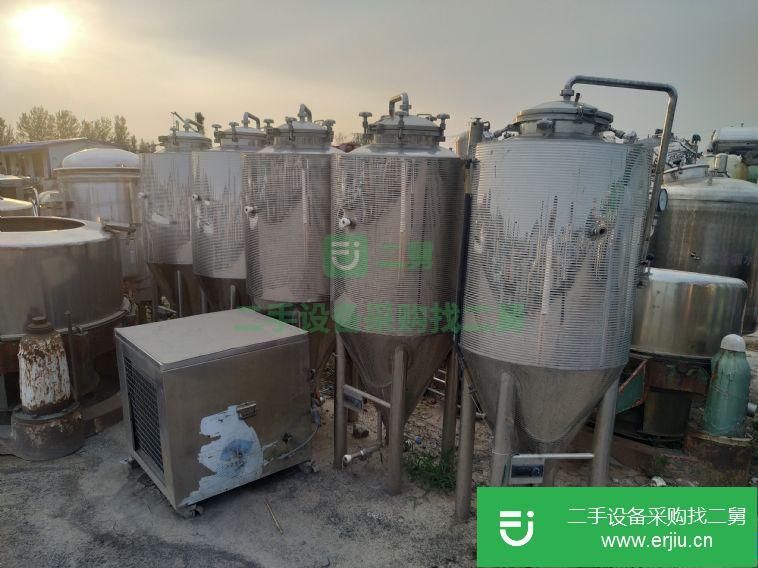轉(zhuǎn)讓二手的九成新的啤酒發(fā)酵罐