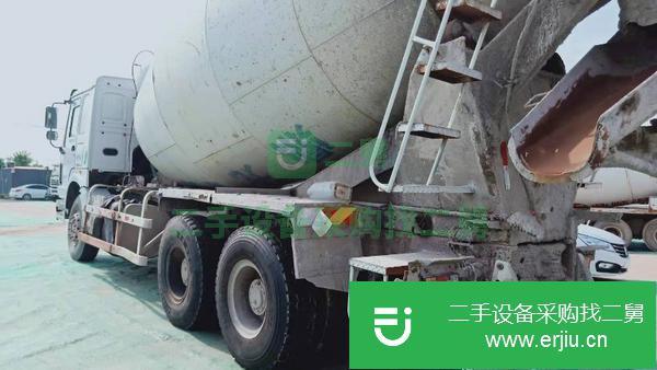 轉讓二手13年 豪沃攪拌車 大12方 車子正在干活