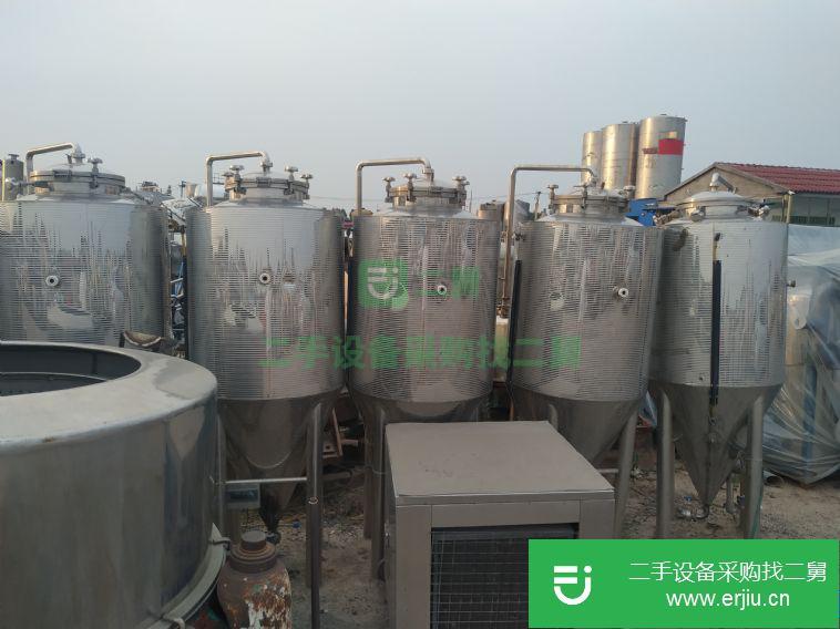 轉(zhuǎn)讓二手的九成新的啤酒發(fā)酵罐