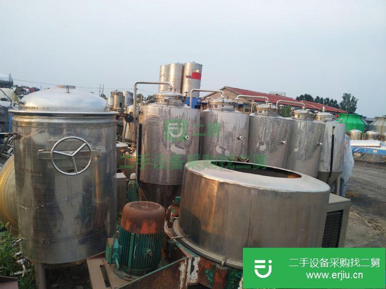 轉(zhuǎn)讓二手的九成新的啤酒發(fā)酵罐