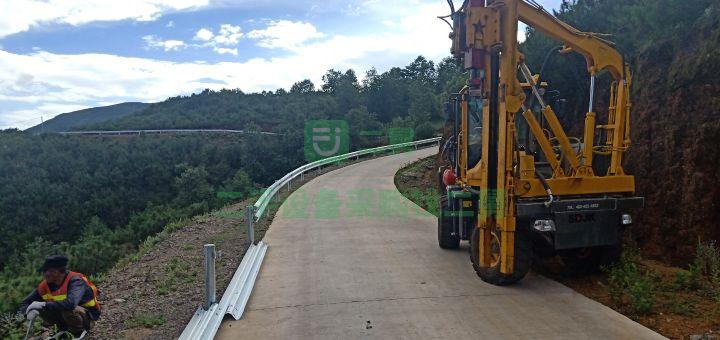 9成新公路護欄樁機930型打樁活干完了