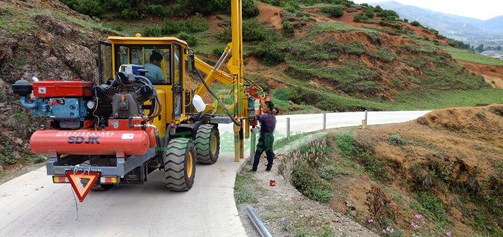 9成新公路護欄樁機930型打樁活干完了