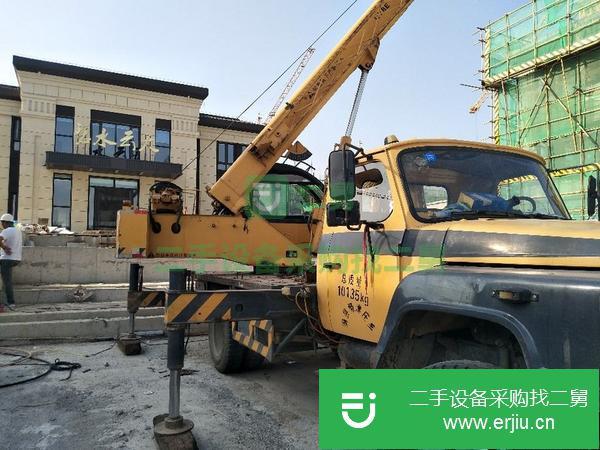 轉(zhuǎn)讓二手的九成新的2013柳工八噸吊車(chē)
