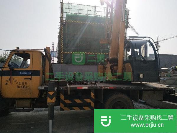 轉(zhuǎn)讓二手的九成新的2013柳工八噸吊車(chē)
