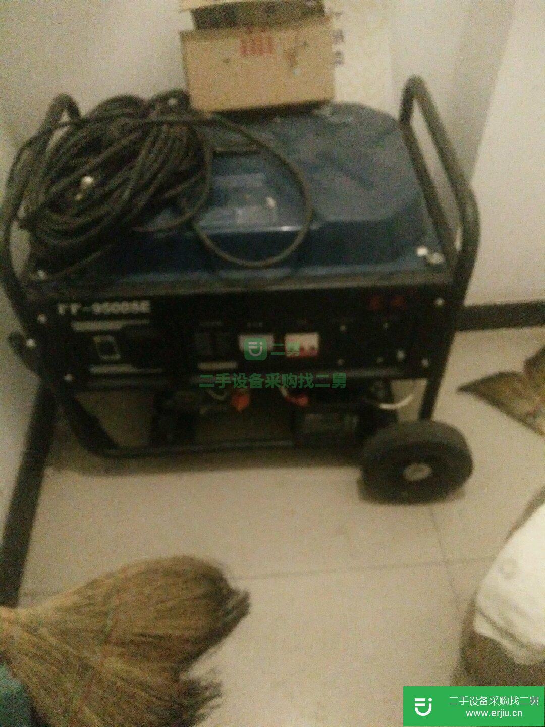 九成新的5000瓦的發(fā)電機一個