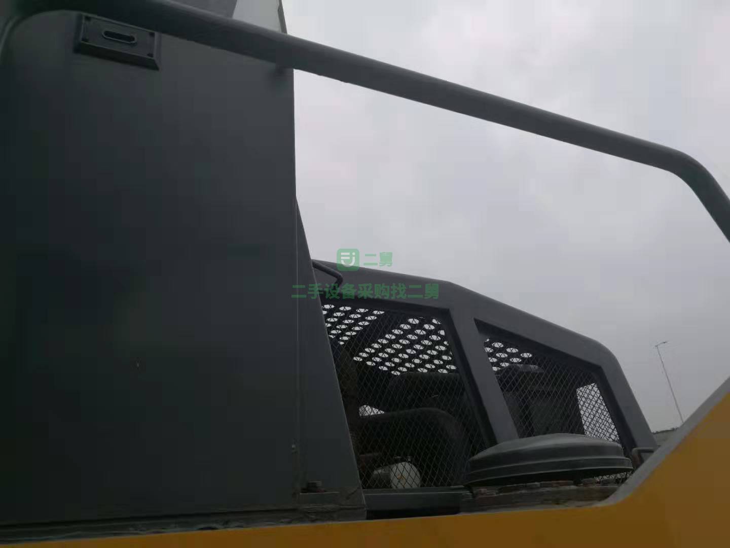 施工單位批量出售12年底二手膠輪壓路機