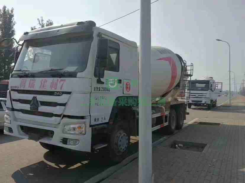 出售8成新混泥土攪拌車攪拌罐豪沃豪沃底盤三一上裝陜西省-延安市