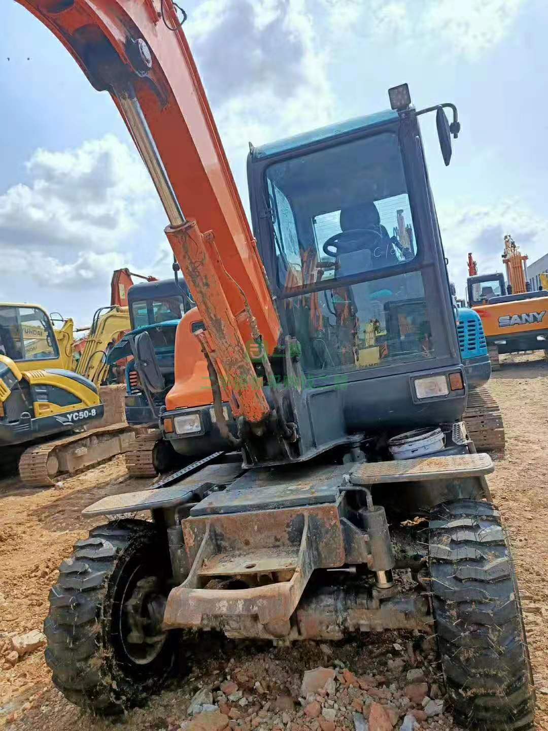 最新款斗山DX60輪挖，車況小跑車，低價急售，二手挖掘機