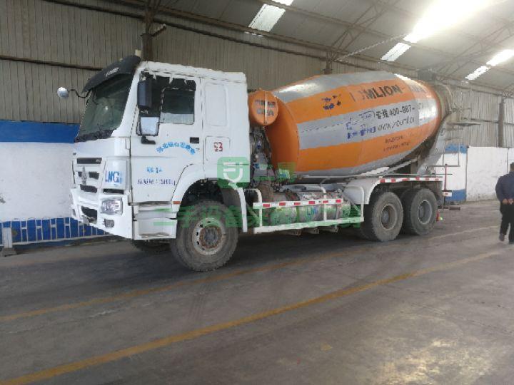 出售二手的豪沃國五天然氣攪拌車