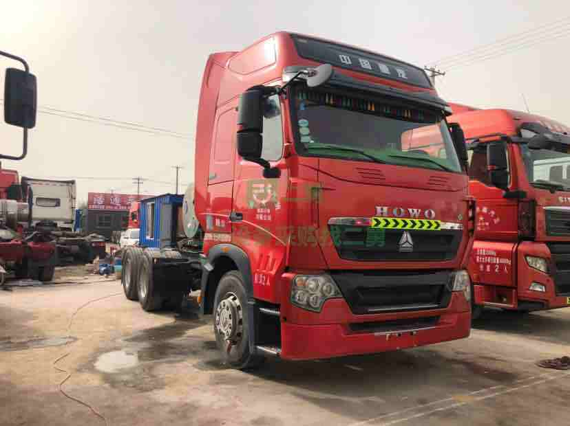 出售17年11月份的重汽豪沃T7牽引車，國五排放標準，德國曼發動機430馬力，LNG995大罐，跑了八萬公里，雙驅輕體，車況精品，支持分期付款支持提檔過戶。