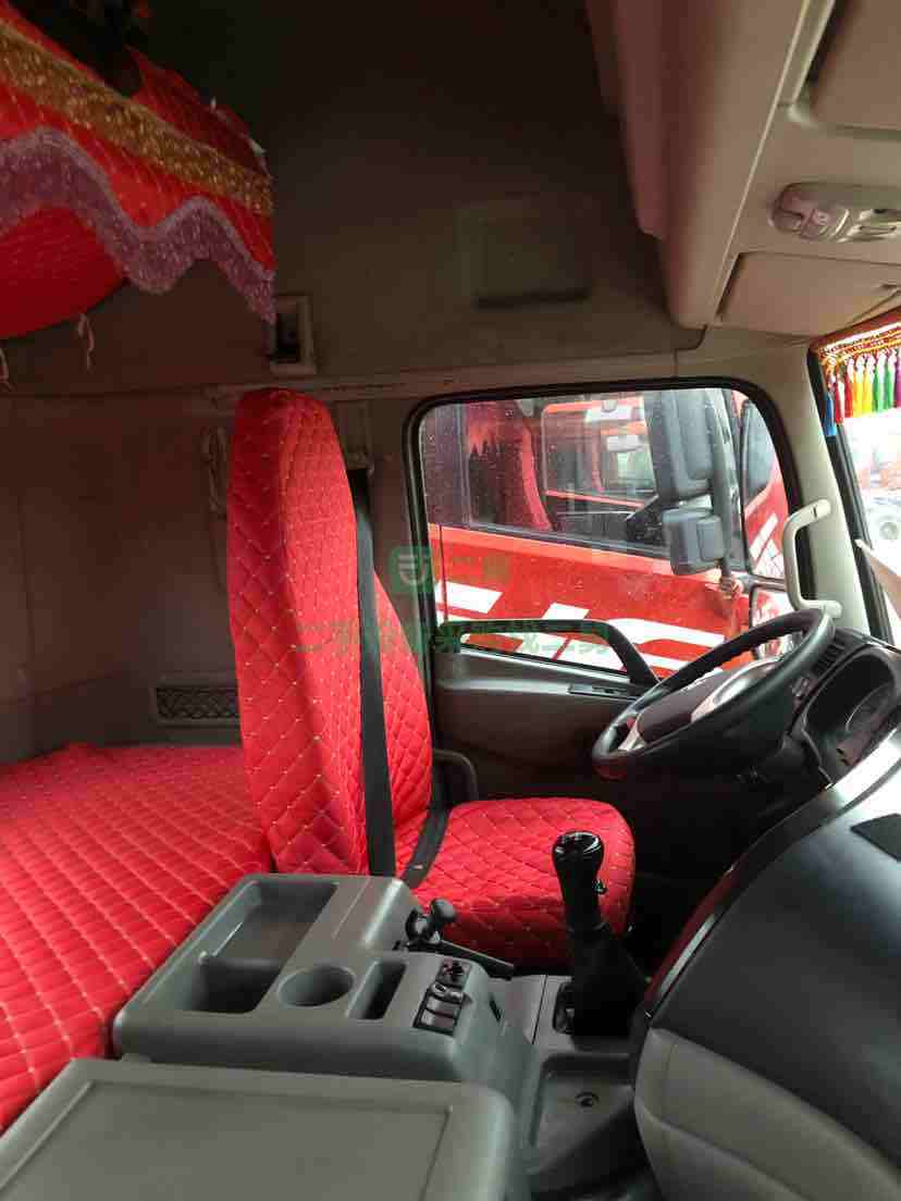 出售17年9月份的東風天龍牽引車，國五排放標準，雷諾發動機420馬力，法士特變速箱12速，全車輪胎八成新，雙驅輕體，車況精品，支持分期付款支持提檔過戶