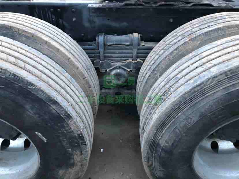 出售17年9月份的東風天龍牽引車，國五排放標準，雷諾發動機420馬力，法士特變速箱12速，全車輪胎八成新，雙驅輕體，車況精品，支持分期付款支持提檔過戶