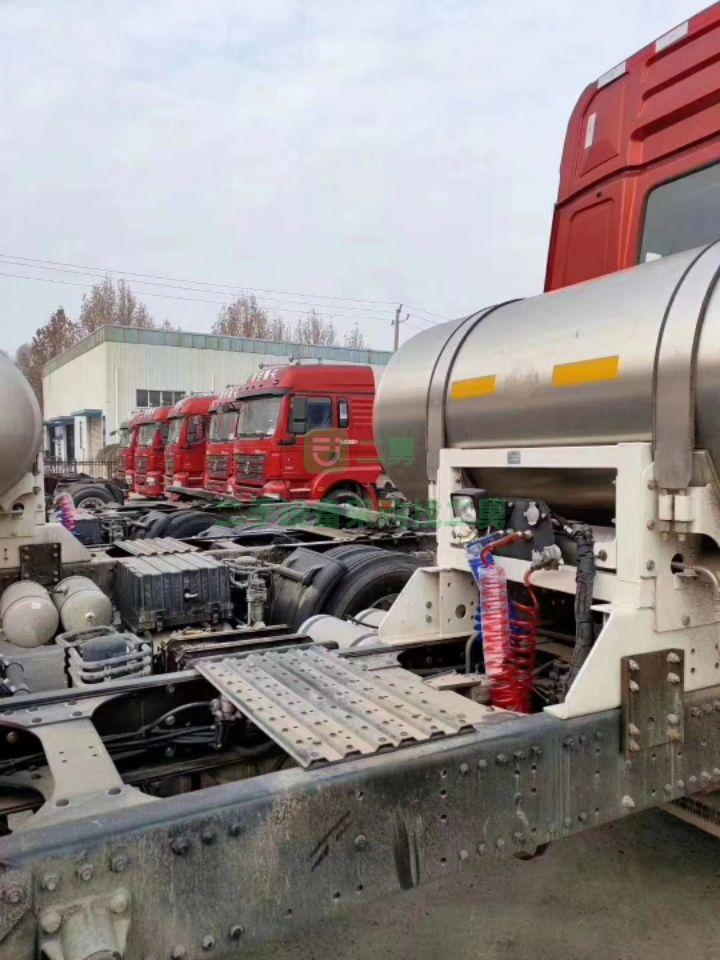 一批咖啡色J6P牽引車，17年7月，460馬力領航版，輕體雙驅