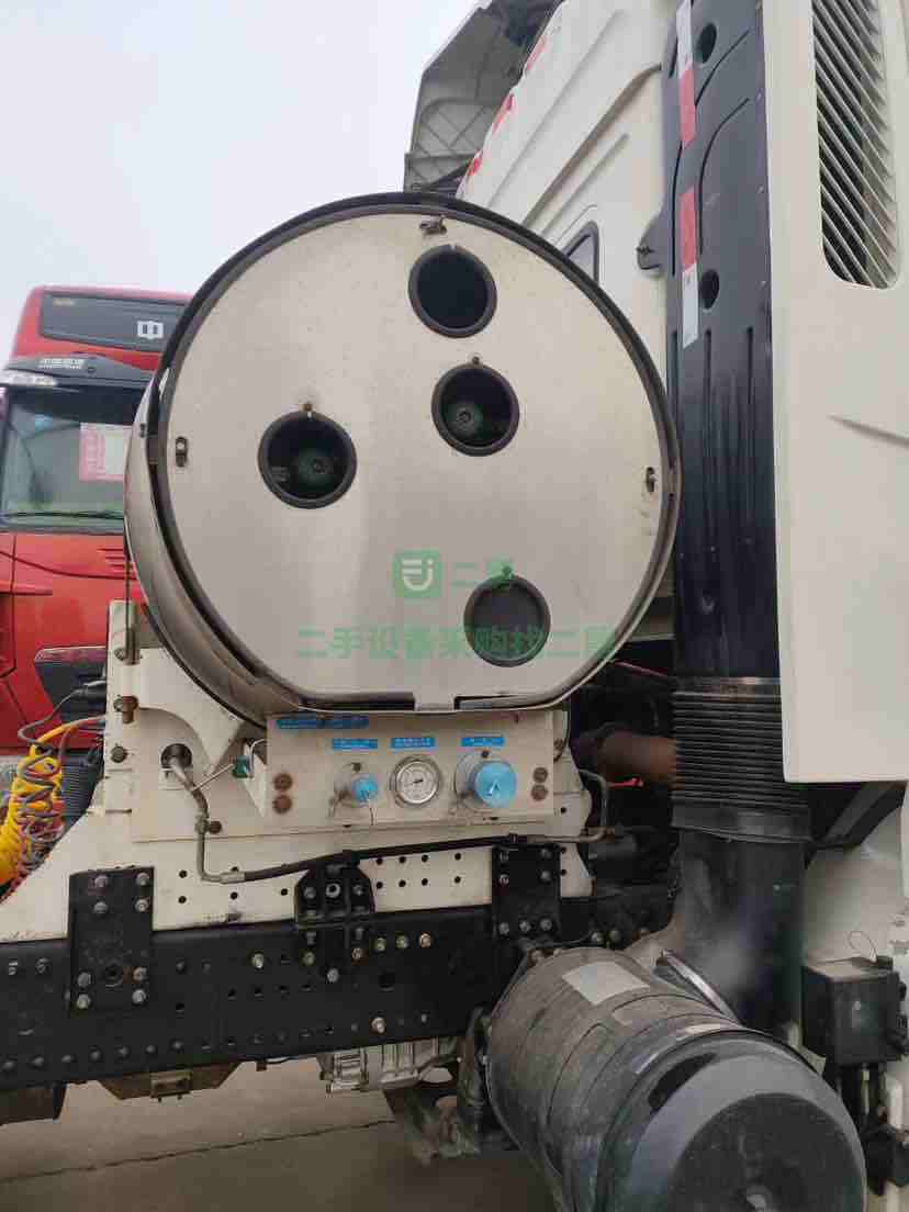 出售18年跑車的陜汽德龍X3000燃氣牽引車，國五排放，濰柴發動機430馬力，LNG995大罐，法士特變速箱12速，雙驅輕體，車況精品，支持分期付款支持提檔過戶。
