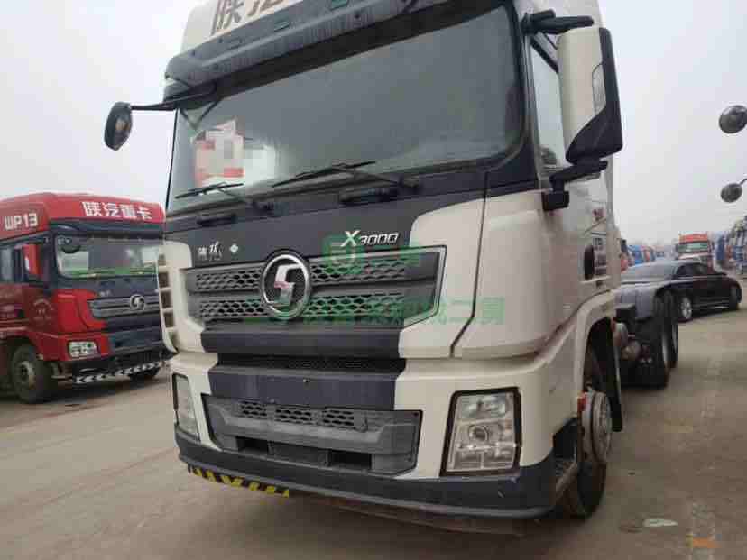 出售18年跑車的陜汽德龍X3000燃氣牽引車，國五排放，濰柴發動機430馬力，LNG995大罐，法士特變速箱12速，雙驅輕體，車況精品，支持分期付款支持提檔過戶。