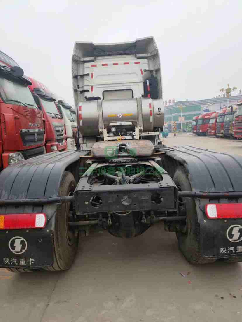 出售18年跑車的陜汽德龍X3000燃氣牽引車，國五排放，濰柴發動機430馬力，LNG995大罐，法士特變速箱12速，雙驅輕體，車況精品，支持分期付款支持提檔過戶。