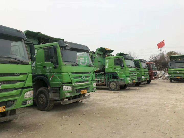 出售一批國五環(huán)保自卸車渣土車，手續(xù)齊全，可提檔過戶，價(jià)格實(shí)惠