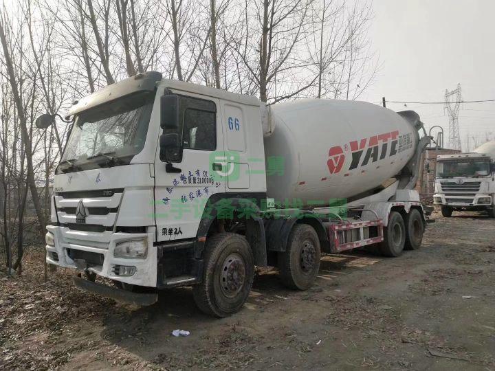 出售17年豪沃底盤亞特上裝大20方攪拌車，保證原裝原版