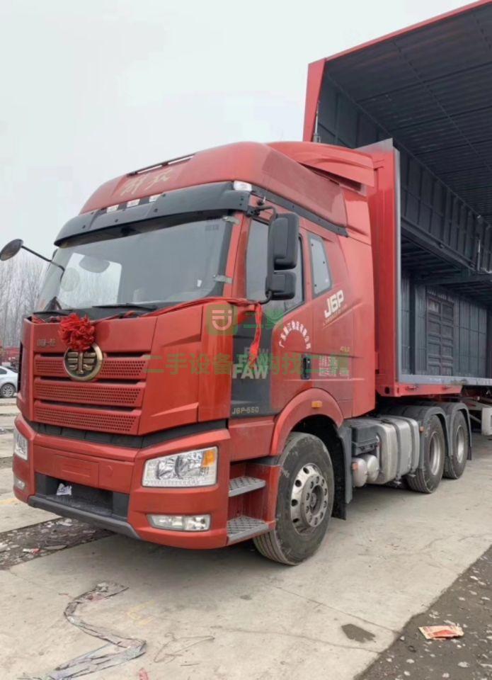出售準(zhǔn)新車 19年10月份解放牽引車550馬力領(lǐng)航版行駛1萬(wàn)多里