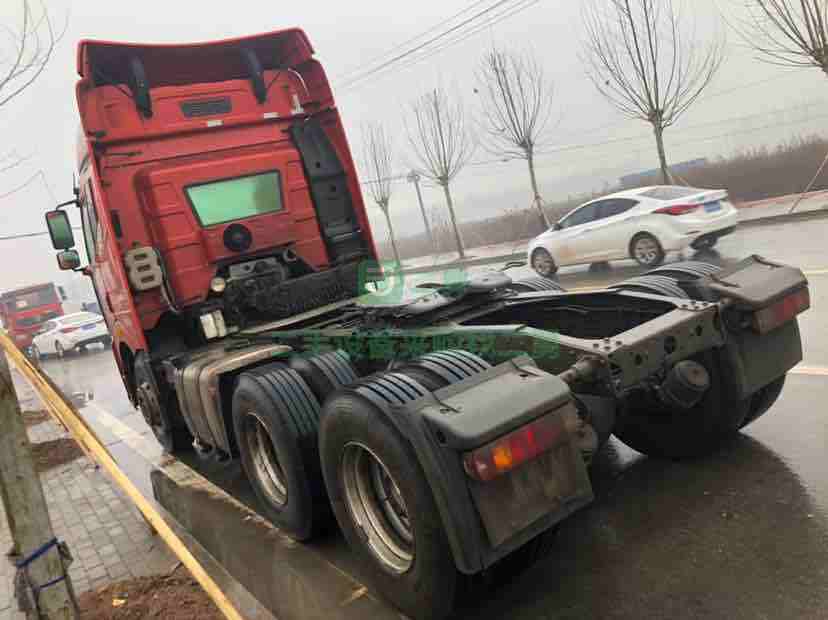 出售陜汽德龍新M3000牽引車，國五排放標準，濰柴發動機400馬力，法士特變速箱12速，準新車跑了一萬多公里，前二后三的鋼板，支持分期付款支持提檔過戶。