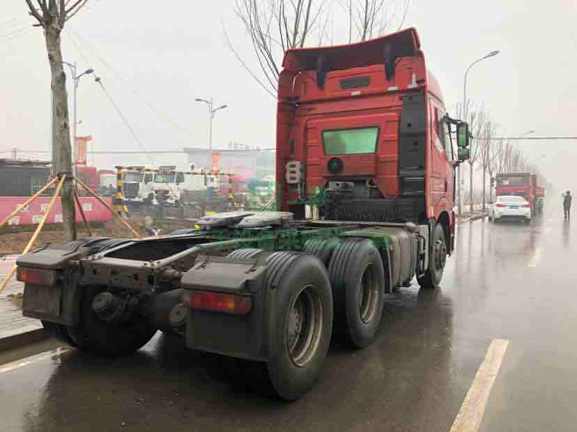 出售陜汽德龍新M3000牽引車，國五排放標準，濰柴發動機400馬力，法士特變速箱12速，準新車跑了一萬多公里，前二后三的鋼板，支持分期付款支持提檔過戶。