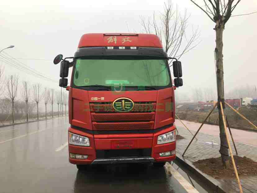 出售陜汽德龍新M3000牽引車，國五排放標準，濰柴發動機400馬力，法士特變速箱12速，準新車跑了一萬多公里，前二后三的鋼板，支持分期付款支持提檔過戶。