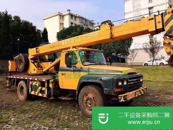 轉(zhuǎn)讓柳工八噸汽車吊，八成新，剛年審手續(xù)齊全。玉柴發(fā)動(dòng)機(jī)有三節(jié)臂，車況良好。
