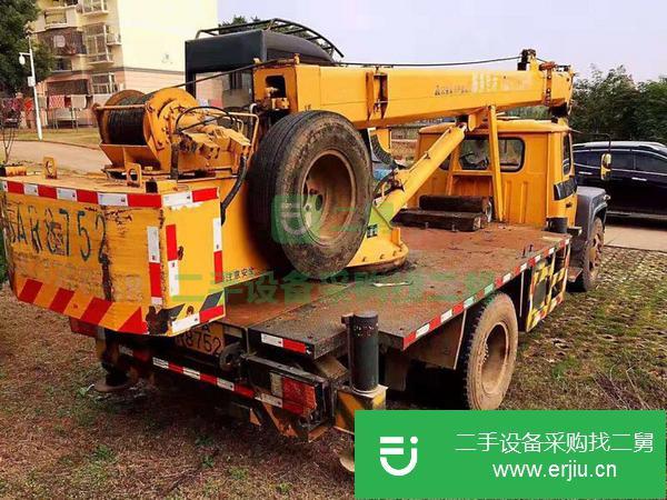 轉(zhuǎn)讓柳工八噸汽車吊，八成新，剛年審手續(xù)齊全。玉柴發(fā)動(dòng)機(jī)有三節(jié)臂，車況良好。