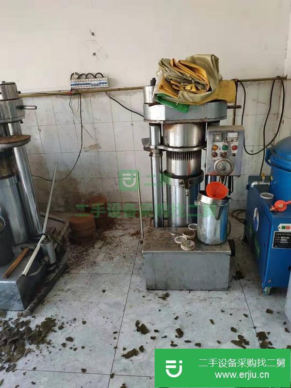 低價出售二臺二手液壓榨油機